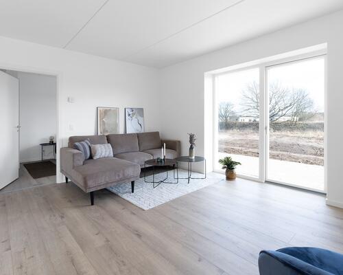 Rummelig fireværelses lejlighed med stort køkken-alrum, gode værelser, stilrent bad og egen altan. Til boligen hører eget skur.