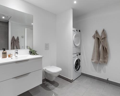 Rummelig fireværelses lejlighed med stort køkken-alrum, gode værelser, stilrent bad og egen altan. Til boligen hører eget skur.