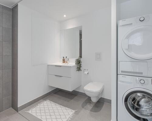 Rummelig fireværelses lejlighed med stort køkken-alrum, gode værelser, stilrent bad og egen altan. Til boligen hører eget skur.