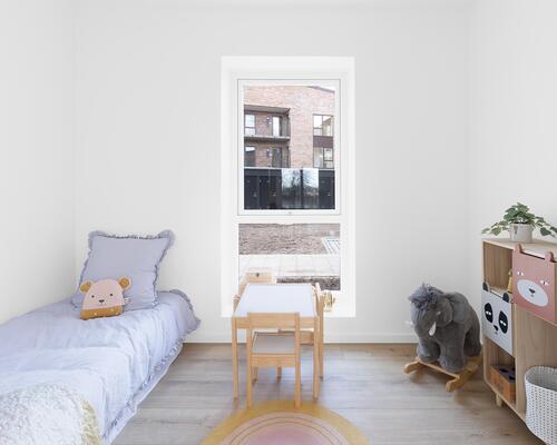 Rummelig fireværelses lejlighed med stort køkken-alrum, gode værelser, stilrent bad og egen altan. Til boligen hører eget skur.