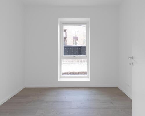 Rummelig fireværelses lejlighed med stort køkken-alrum, gode værelser, stilrent bad og egen altan. Til boligen hører eget skur.