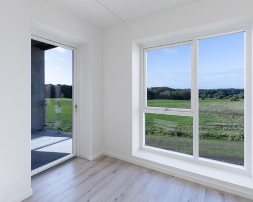 Lys fireværelses lejlighed med plads til hele familien. Lejligheden indeholder alt i hårde hvidevarer og egen altan. Til boligen hører eget skur.