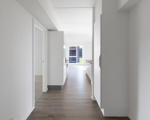 Lys fireværelses lejlighed med plads til hele familien. Lejligheden indeholder alt i hårde hvidevarer og egen altan. Til boligen hører eget skur.