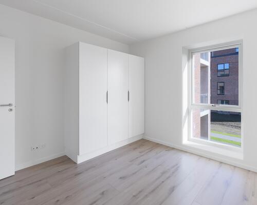 Lys fireværelses lejlighed med plads til hele familien. Lejligheden indeholder alt i hårde hvidevarer og egen altan. Til boligen hører eget skur.