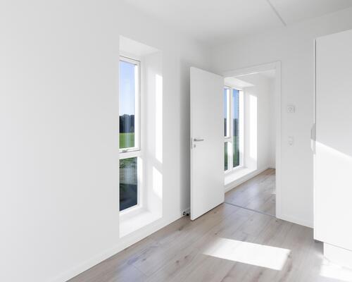 Lys fireværelses lejlighed med plads til hele familien. Lejligheden indeholder alt i hårde hvidevarer og egen altan. Til boligen hører eget skur.