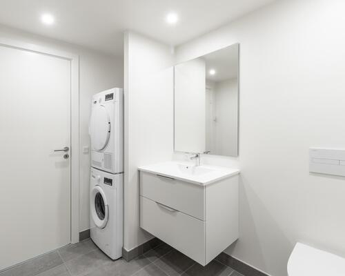 Lys fireværelses lejlighed med plads til hele familien. Lejligheden indeholder alt i hårde hvidevarer og egen altan. Til boligen hører eget skur.