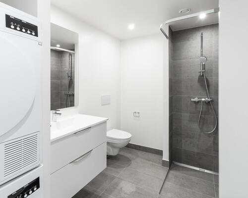 Lys fireværelses lejlighed med plads til hele familien. Lejligheden indeholder alt i hårde hvidevarer og egen altan. Til boligen hører eget skur.