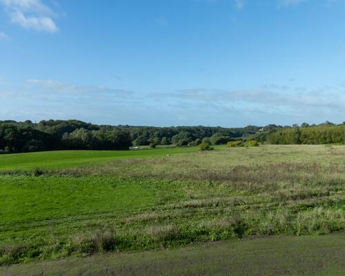 Lys fireværelses lejlighed med plads til hele familien. Lejligheden indeholder alt i hårde hvidevarer og egen altan. Til boligen hører eget skur.