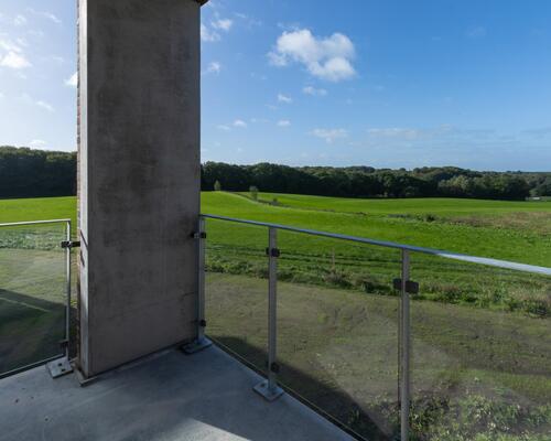 Lys fireværelses lejlighed med plads til hele familien. Lejligheden indeholder alt i hårde hvidevarer og egen altan. Til boligen hører eget skur.