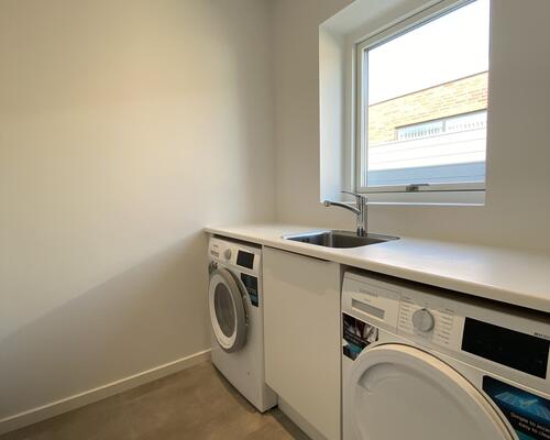 VELKOMMEN TIL RØLLIKEVEJ - NYBYGGET, ENERGIVENLIG OG MODERNE RÆKKEHUS TIL LEJE I ARNBJERG.