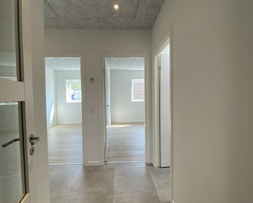 VELKOMMEN TIL RØLLIKEVEJ - NYBYGGET, ENERGIVENLIG OG MODERNE RÆKKEHUS TIL LEJE I ARNBJERG.