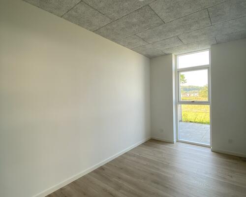 VELKOMMEN TIL RØLLIKEVEJ - NYBYGGET, ENERGIVENLIG OG MODERNE RÆKKEHUS TIL LEJE I ARNBJERG.