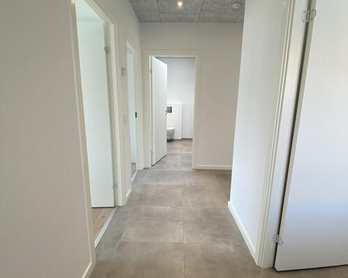 VELKOMMEN TIL RØLLIKEVEJ - NYBYGGET, ENERGIVENLIG OG MODERNE RÆKKEHUS TIL LEJE I ARNBJERG.