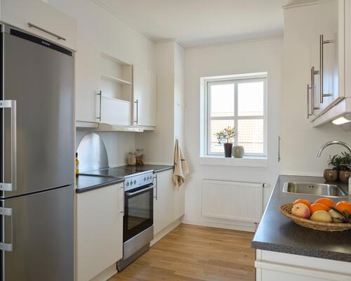 Stor 4-værelses lejlighed med solrig altan