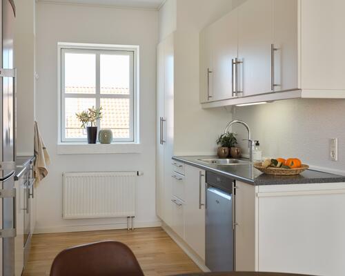 Stor 4-værelses lejlighed med solrig altan