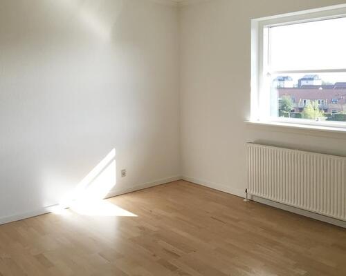 2-værelses velindrettet og lys lejlighed