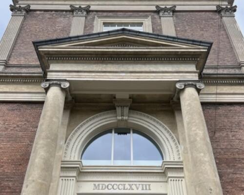 Usædvanlig liebhaverlejlighed i Salomons Palæ