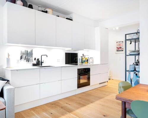 Flot 2 vær. lejlighed med stor terrasse og ekstra højt til loftet<br>