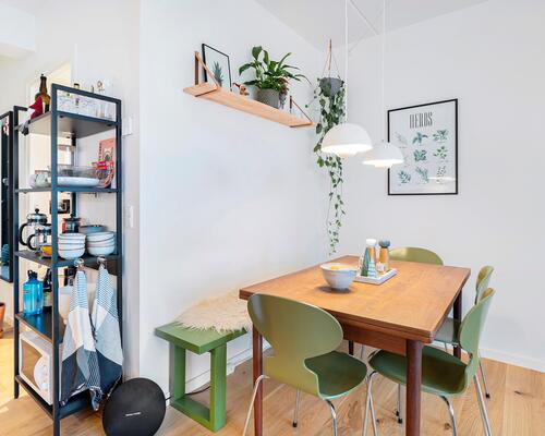 Flot 2 vær. lejlighed med stor terrasse og ekstra højt til loftet<br>