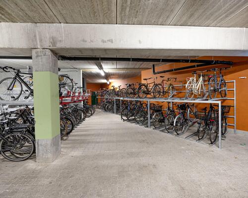 Flot 2 vær. lejlighed med stor terrasse og ekstra højt til loftet<br>