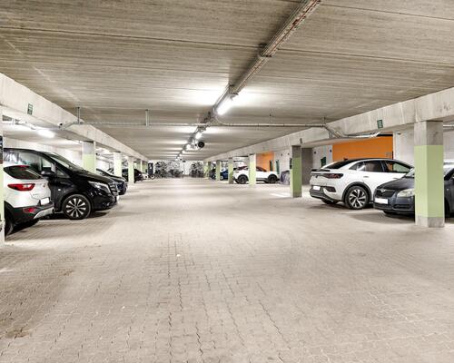 Flot 2 vær. lejlighed med stor terrasse og ekstra højt til loftet<br>