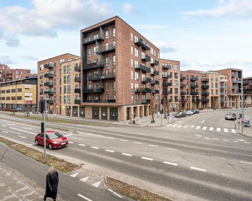 Flot 2 vær. lejlighed med stor terrasse og ekstra højt til loftet<br>