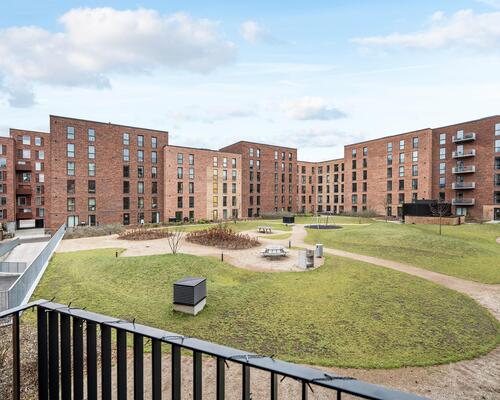 Flot 2 vær. lejlighed med stor terrasse og ekstra højt til loftet<br>