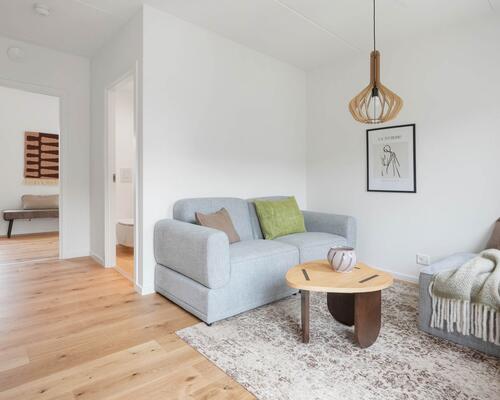 Nyd livet i et rummeligt rækkehus i flere plan