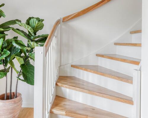 Nyd livet i et rummeligt rækkehus i flere plan