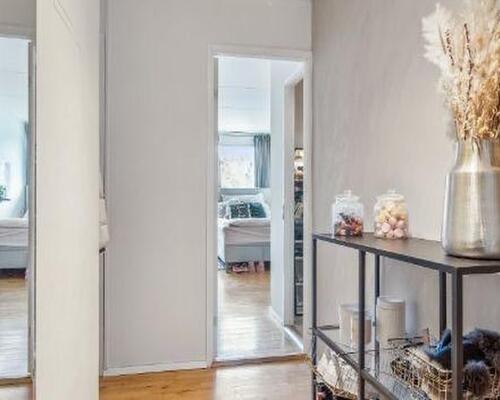 Lejligheden er velbeliggende i bebyggelse med gode, fælles faciliteter bl.a. P-plads, vaskerum, svømmehal og fitnessrum - tæt på togstation og gode indkøbsmuligheder, herunder indkøbscenteret City 2