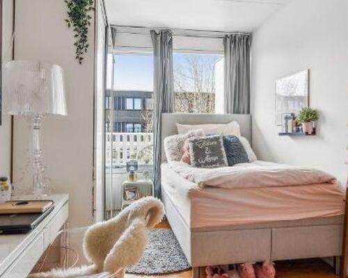 Lejligheden er velbeliggende i bebyggelse med gode, fælles faciliteter bl.a. P-plads, vaskerum, svømmehal og fitnessrum - tæt på togstation og gode indkøbsmuligheder, herunder indkøbscenteret City 2