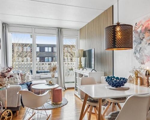 Lejligheden er velbeliggende i bebyggelse med gode, fælles faciliteter bl.a. P-plads, vaskerum, svømmehal og fitnessrum - tæt på togstation og gode indkøbsmuligheder, herunder indkøbscenteret City 2