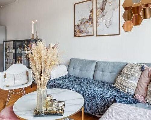 Lejligheden er velbeliggende i bebyggelse med gode, fælles faciliteter bl.a. P-plads, vaskerum, svømmehal og fitnessrum - tæt på togstation og gode indkøbsmuligheder, herunder indkøbscenteret City 2