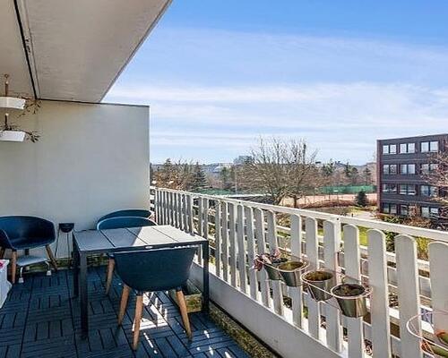 Lejligheden er velbeliggende i bebyggelse med gode, fælles faciliteter bl.a. P-plads, vaskerum, svømmehal og fitnessrum - tæt på togstation og gode indkøbsmuligheder, herunder indkøbscenteret City 2