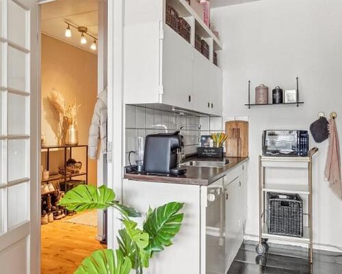 Lejligheden er velbeliggende i bebyggelse med gode, fælles faciliteter bl.a. P-plads, vaskerum, svømmehal og fitnessrum - tæt på togstation og gode indkøbsmuligheder, herunder indkøbscenteret City 2