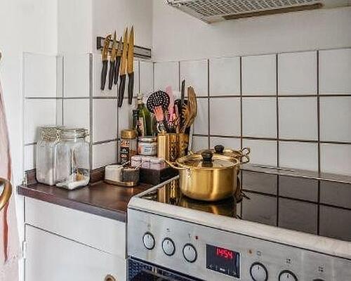 Lejligheden er velbeliggende i bebyggelse med gode, fælles faciliteter bl.a. P-plads, vaskerum, svømmehal og fitnessrum - tæt på togstation og gode indkøbsmuligheder, herunder indkøbscenteret City 2