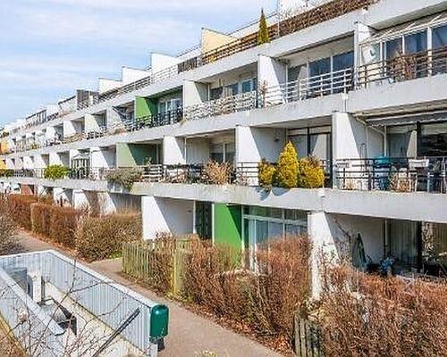 Lejligheden er velbeliggende i bebyggelse med gode, fælles faciliteter bl.a. P-plads, vaskerum, svømmehal og fitnessrum - tæt på togstation og gode indkøbsmuligheder, herunder indkøbscenteret City 2