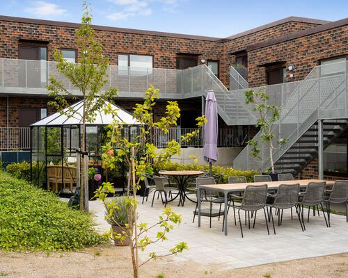 Attraktiv lejlighed med altan og terrasse i populært bofællesskab 😍<br>