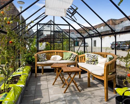 Attraktiv lejlighed med altan og terrasse i populært bofællesskab 😍<br>