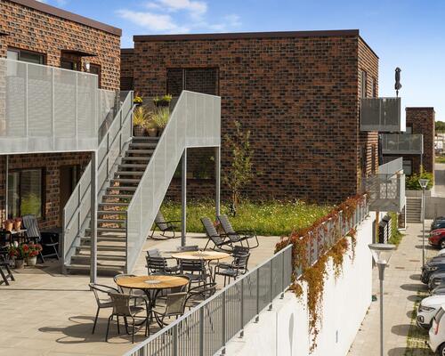 Attraktiv lejlighed med altan og terrasse i populært bofællesskab 😍<br>