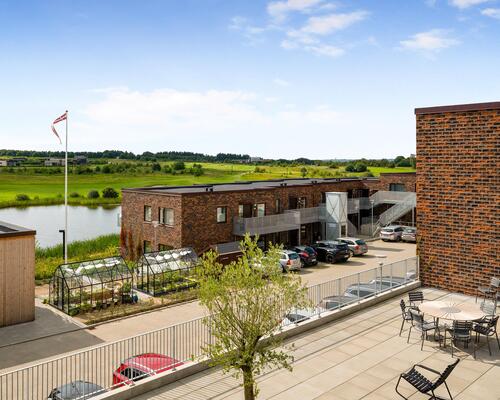 Attraktiv lejlighed med altan og terrasse i populært bofællesskab 😍<br>