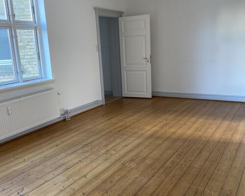 Flot istandsat lejemål med god plads i Assens