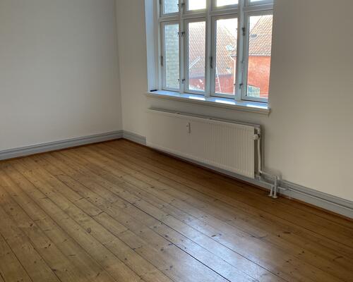Flot istandsat lejemål med god plads i Assens