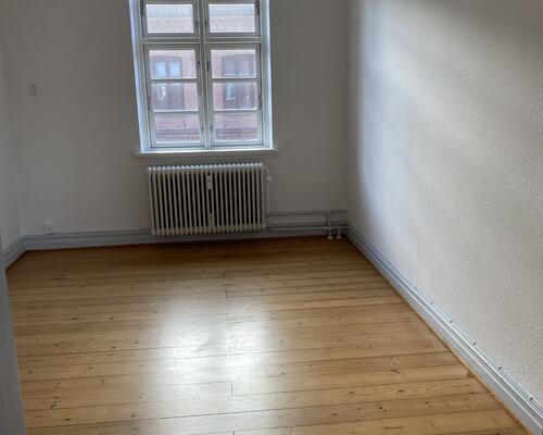 Flot istandsat lejemål med god plads i Assens