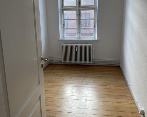 Flot istandsat lejemål med god plads i Assens