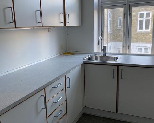 Flot istandsat lejemål med god plads i Assens