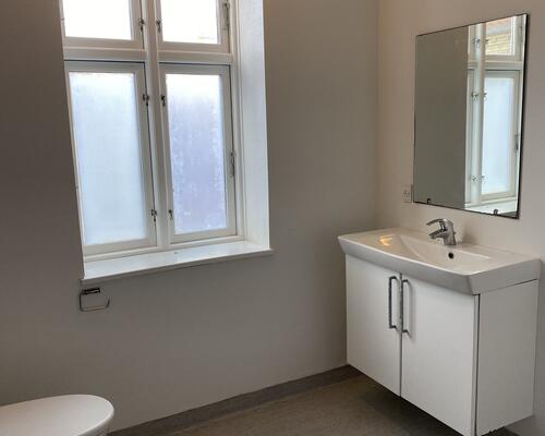 Flot istandsat lejemål med god plads i Assens