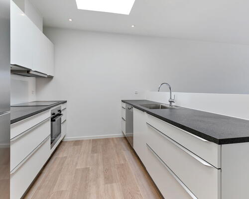 Moderne 4-værelses rækkehus på 106 m2 med terrasse, parkering og nem hverdag tæt på indkøb og busforbindelser