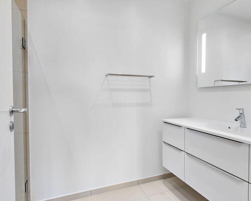 Moderne 4-værelses rækkehus på 106 m2 med terrasse, parkering og nem hverdag tæt på indkøb og busforbindelser