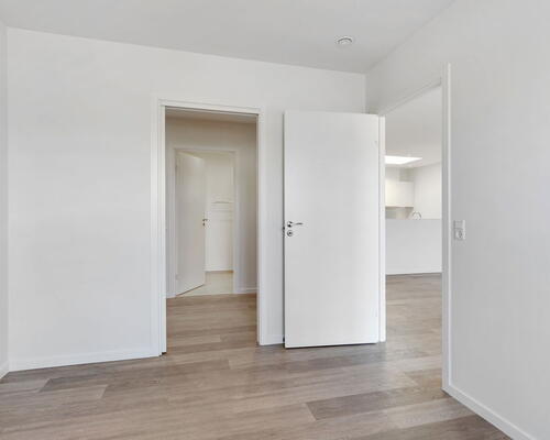 Moderne 4-værelses rækkehus på 106 m2 med terrasse, parkering og nem hverdag tæt på indkøb og busforbindelser